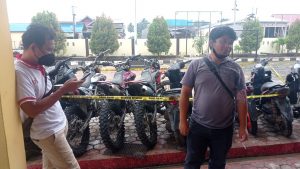 Sejumlah Wartawan Morowali ambil dokumentasi BB di Polsek Bahodopi