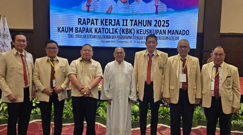 Foto Bersama Bapak Pastor Kevikepan Palu Bapak Domianus Yangko Allo,Ketua Kevikepan.Bapak Rony Tanusaputra Ketua Panitia,Ketua Umum KBK Keuskupan Manado serta Panitia Raker dan pengurus inti KBK Kevikepan palu.
