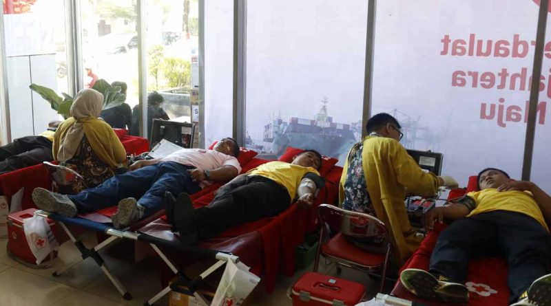 Karyawan Pelindo Group Makassar mengikuti donor darah di Kantor Pelindo Regional 4 Makassar, Sulawesi Selatan, Jumat (15/8/2025). Kegiatan ini dalam rangka perayaan Hari Ulang Tahun (HUT) ke-80 Kemerdekaan Republik Indonesia di lingkungan Pelindo Group Wilayah Kerja Makassar. Foto: Humas Pelindo
