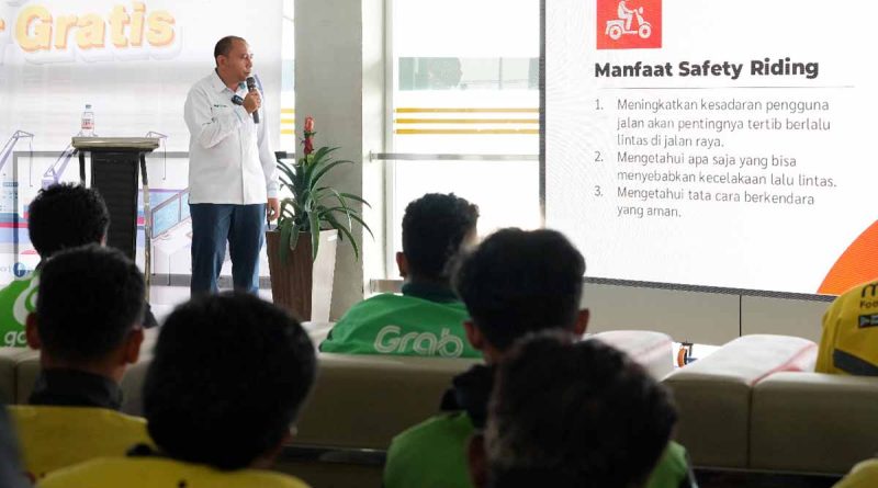 Sejumlah driver Ojol menerima mengikuti pelatihan safety riding oleh Junior Manager Operasi Pelindo Regional 4 Makassar, Mariano Nuka di Makassar, Sulawesi Selatan, Senin (11/8/2025). Foto: Pelindo Regional 4