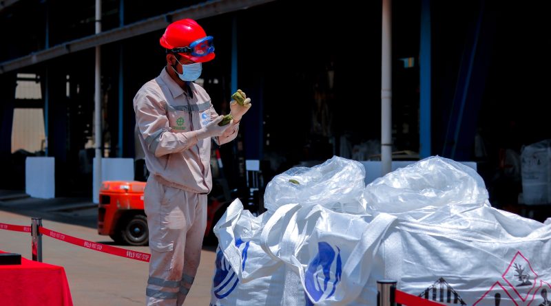 Seorang operator teliti mengawasi produk MHP sebelum siap didistribusikan dari PT HYNC.