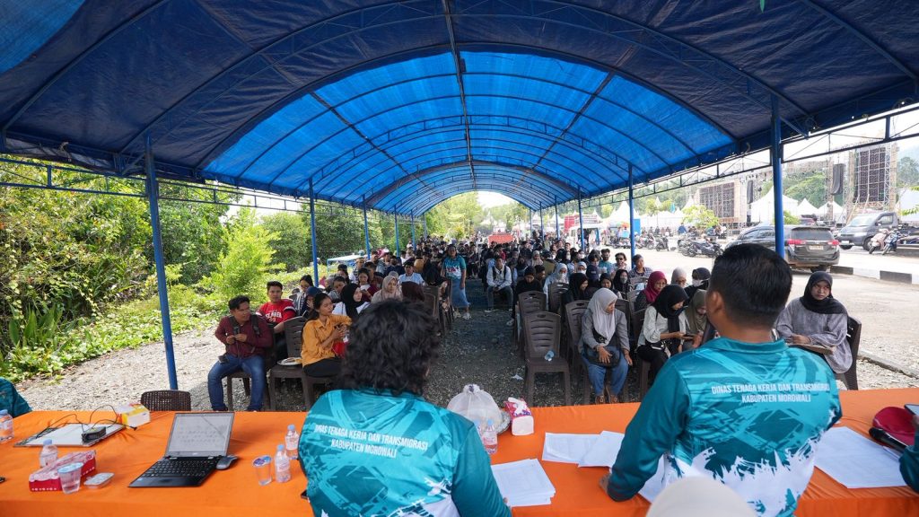 Keterangan foto: Para pencari kerja memadati Job Fair Morowali 2025 di Alun-alun Rumah Jabatan Bupati, Bungku, Morowali, Sulawesi Tengah, Sabtu (6/12/2025). (Foto: Media Relations PT IMIP)