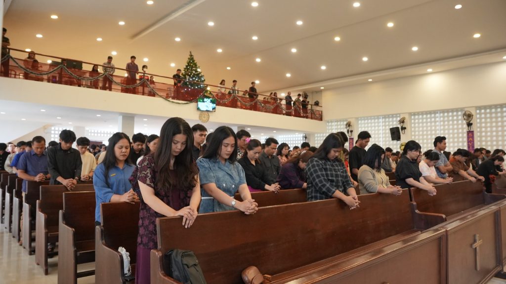 CAPTION : Sukacita ibadah perayaan Natal 25 Desember tahun 2025 di Gereja Persekutuan Oikoumene Umat Kristen (POUK) PT IMIP yang dihadiri para karyawan dan warga sekitar dari berbagai denominasi.