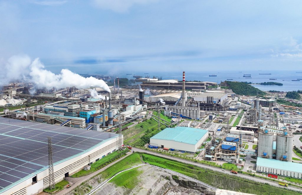 Keterangan foto: 
PT Dexin Steel Indonesia (DSI) mengoperasikan instalasi PLTS Atap di Kawasan Industri IMIP, Morowali, Sulawesi Tengah, sebagai upaya menerapkan transisi energi ramah lingkungan. (Foto-foto: PT Dexin Steel Indonesia/Media Relations PT IMIP)