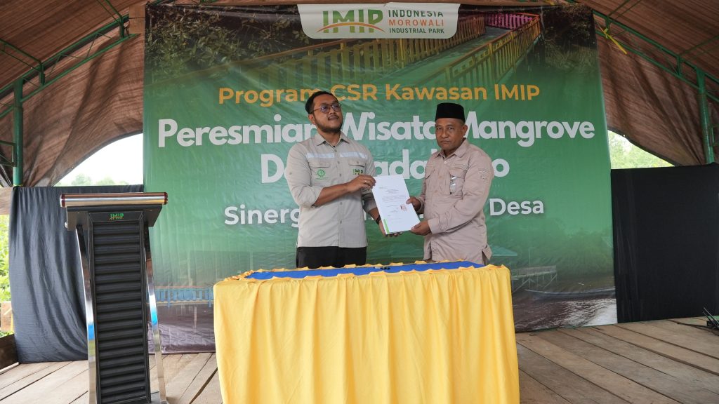 Keterangan foto:
Program CSR IMIP Pembangunan Sarana Wisata Desa Padabaho telah mencapai puncak ditandai peresmian dan serah terima pengelolaan Desa Wisata Mangrove Padabaho, Sabtu (31/01/2026), antara perwakilan CSR IMIP dan Pemerintah Desa Padabaho. (Foto-foto: Media Relations PT IMIP)