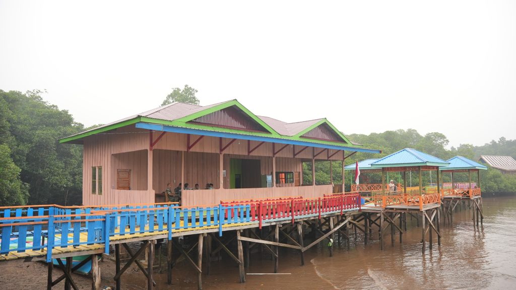 Desa wisata berbasis alam di Desa Padabaho, Kecamatan Bahodopi, Kabupaten Morowali menyediakan ruang pertemuan berkapasitas 100–150 orang, gazebo, dan jalur pejalan kaki yang cerah berwarna-warni.
(Foto-foto: Media Relations PT IMIP)